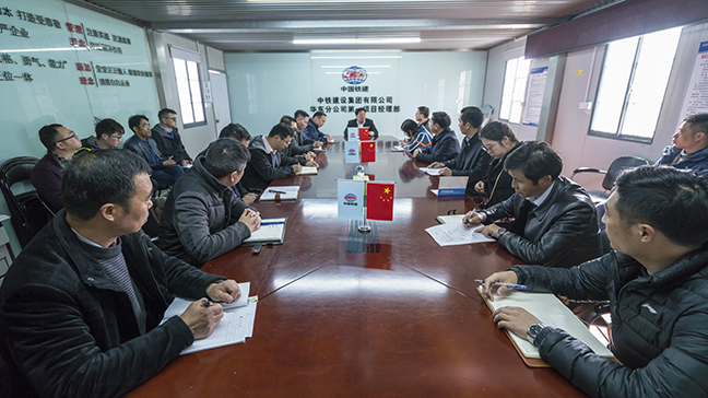 2：圖為戴董事長(cháng)在先鋒國際廣場(chǎng)三期指揮部召開(kāi)安全會(huì )議.jpg