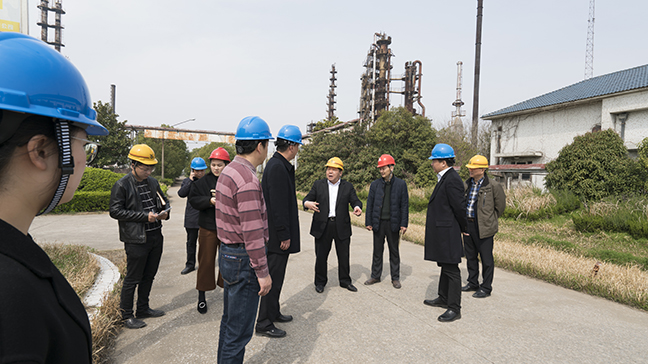 6：圖為戴董事長(cháng)一行檢查聯(lián)孚石化西廠(chǎng)區.jpg