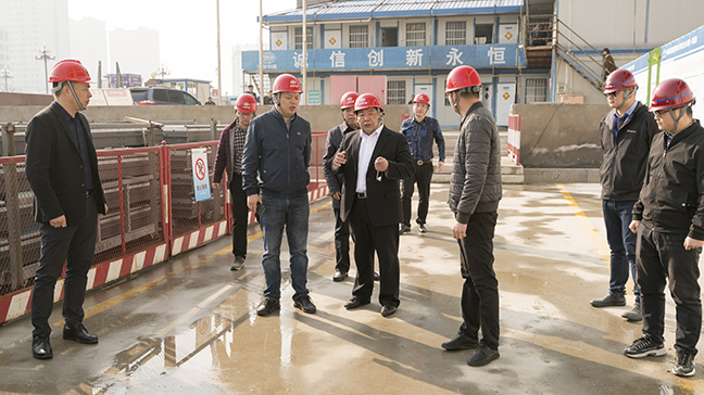 1：圖為戴董事長(cháng)一行檢查先鋒國際廣場(chǎng)三期酒店寫(xiě)字樓項目施工現場(chǎng)。.jpg