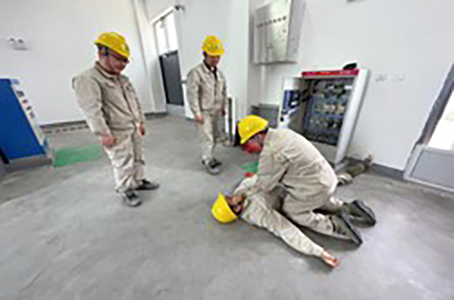 圖1 國豐海電觸電應急演練施救現場(chǎng).jpg